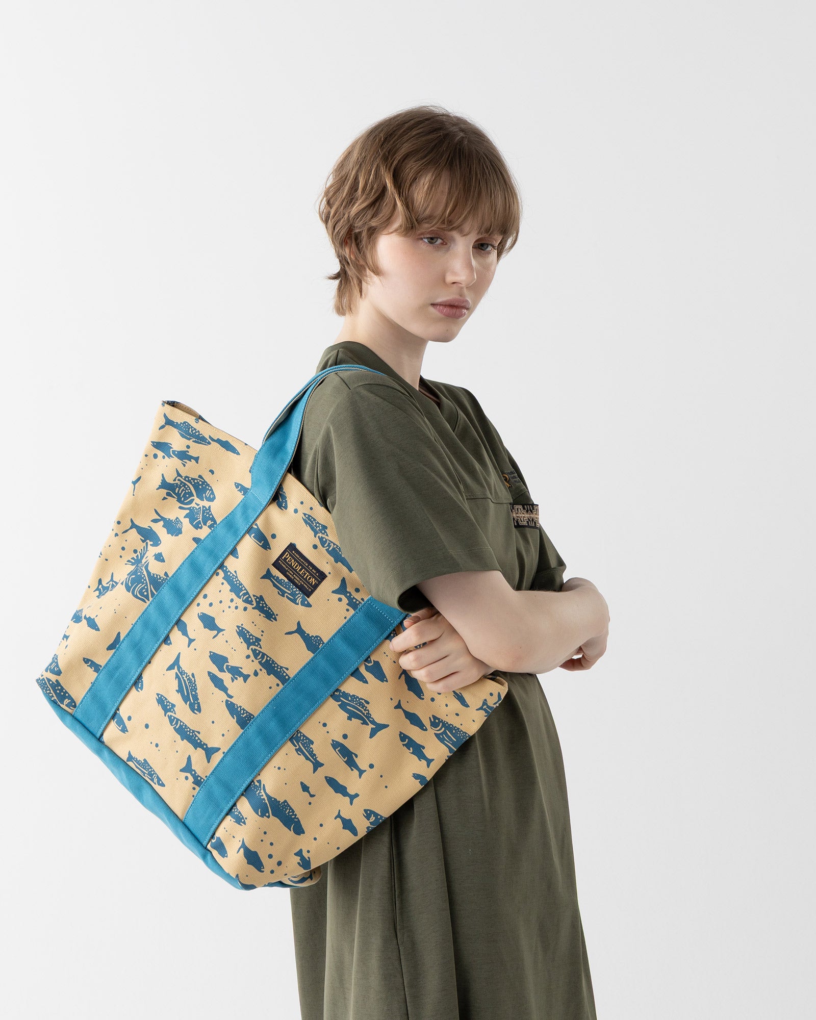 サーモン・キャンバスラージトートバッグ - BLUE – PENDLETON WOOLEN サーモン・キャンバスラージトートバッグ - BLUE – PENDLETON WOOLEN