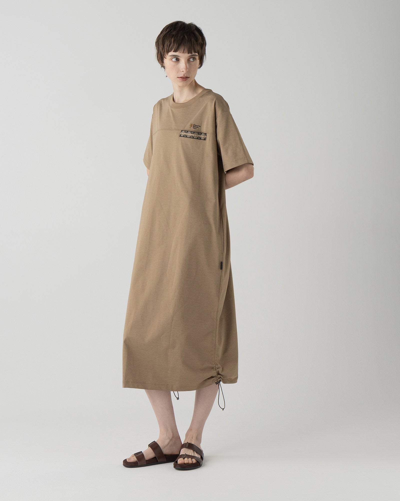 ショートスリーブ・ドレス - TAN