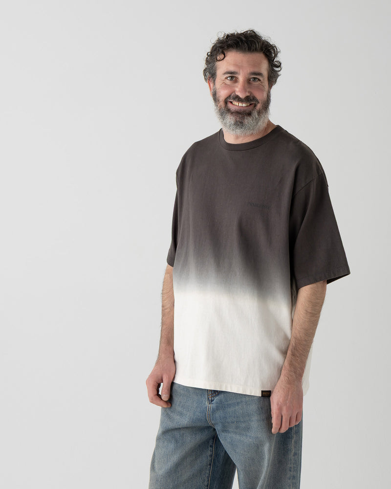 グラデーション バックプリント S/S Tシャツ - CHARCOAL【HARDING】