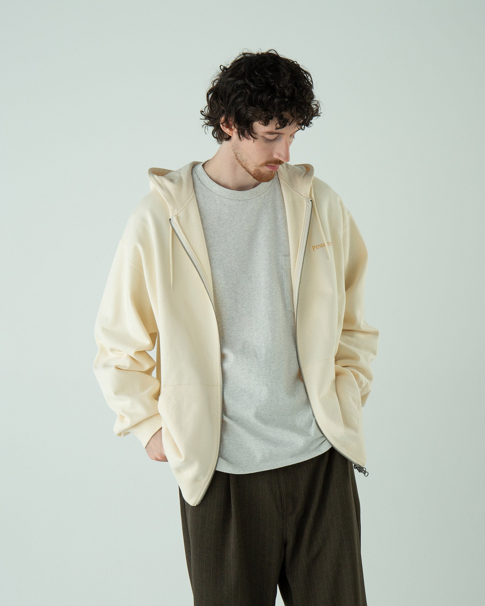 バックプリント・ジップアップフーディ