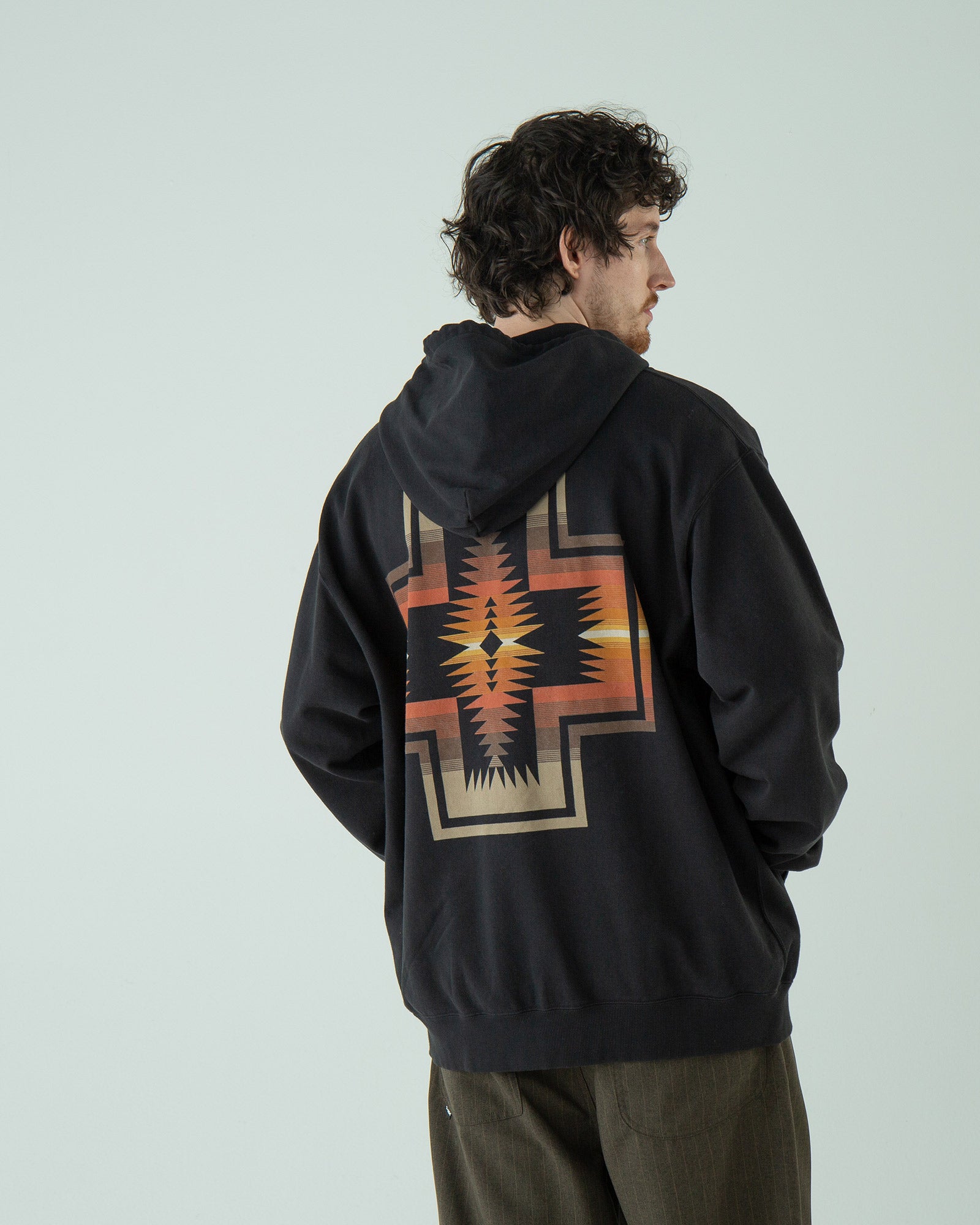 バックプリント・ジップアップフーディ